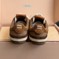 东莞代购级 miumiu缪缪新款走秀MiuMiu 德训休闲鞋 秀场工艺来自Miu Miu系列的细节特写 新季的潮流此刻挚 东莞代购级 miumiu缪缪新款走秀MiuMiu 德训休闲鞋 秀场工艺来自Miu Miu系列的细节特写 新季的潮流此刻挚
