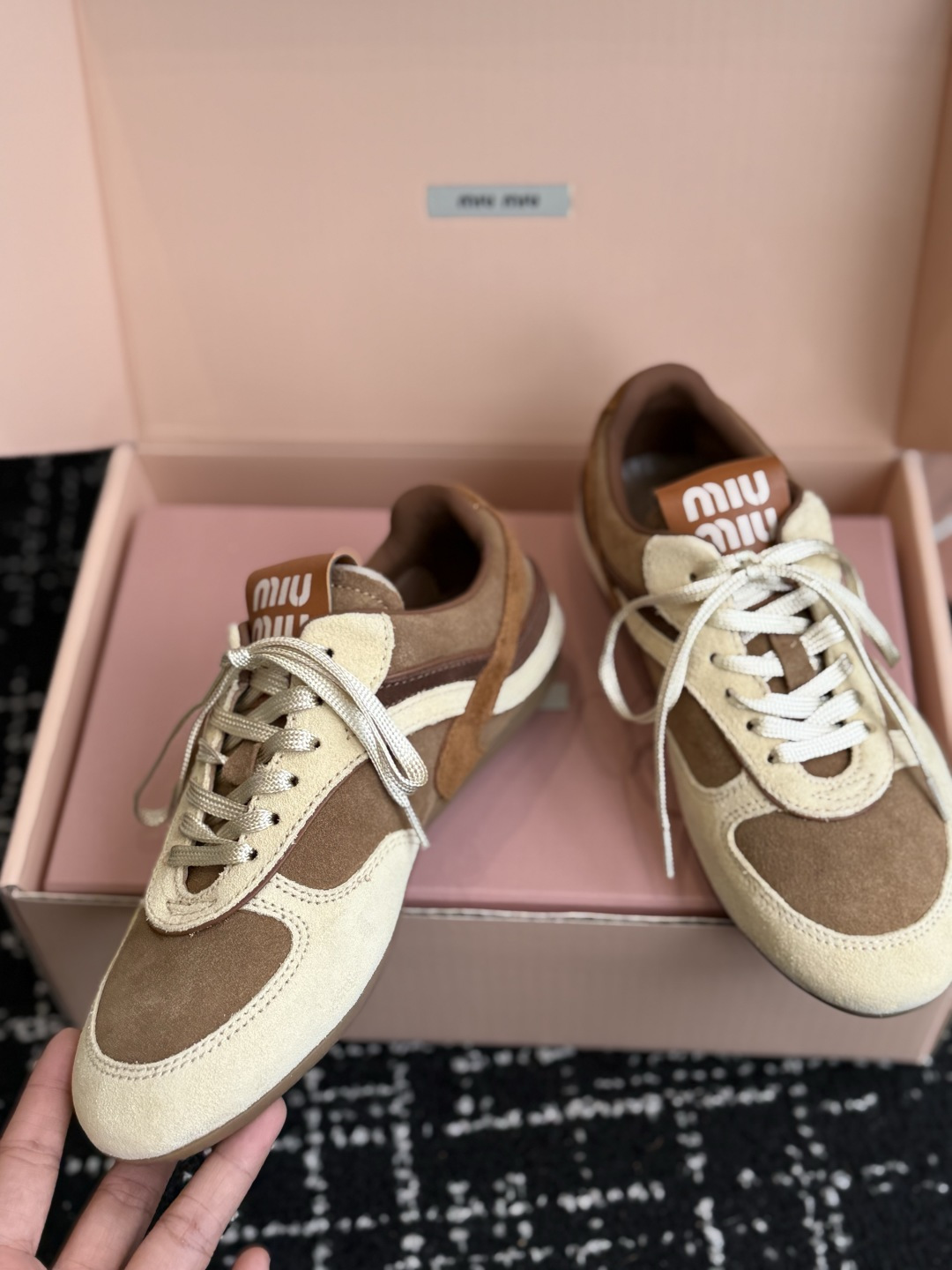 东莞代购级 miumiu缪缪新款走秀MiuMiu 德训休闲鞋 秀场工艺来自Miu Miu系列的细节特写 新季的潮流此刻挚 东莞代购级 miumiu缪缪新款走秀MiuMiu 德训休闲鞋 秀场工艺来自Miu Miu系列的细节特写 新季的潮流此刻挚