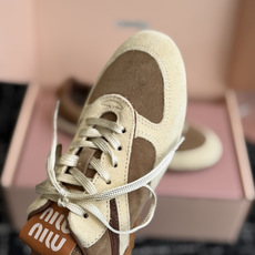 东莞代购级 miumiu缪缪新款走秀MiuMiu 德训休闲鞋 秀场工艺来自Miu Miu系列的细节特写 新季的潮流此刻挚 东莞代购级 miumiu缪缪新款走秀MiuMiu 德训休闲鞋 秀场工艺来自Miu Miu系列的细节特写 新季的潮流此刻挚
