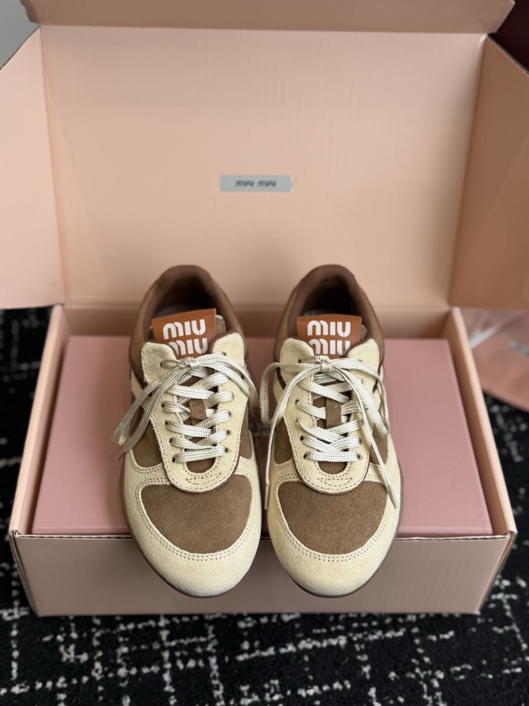 东莞代购级 miumiu缪缪新款走秀MiuMiu 德训休闲鞋 秀场工艺来自Miu Miu系列的细节特写 新季的潮流此刻挚