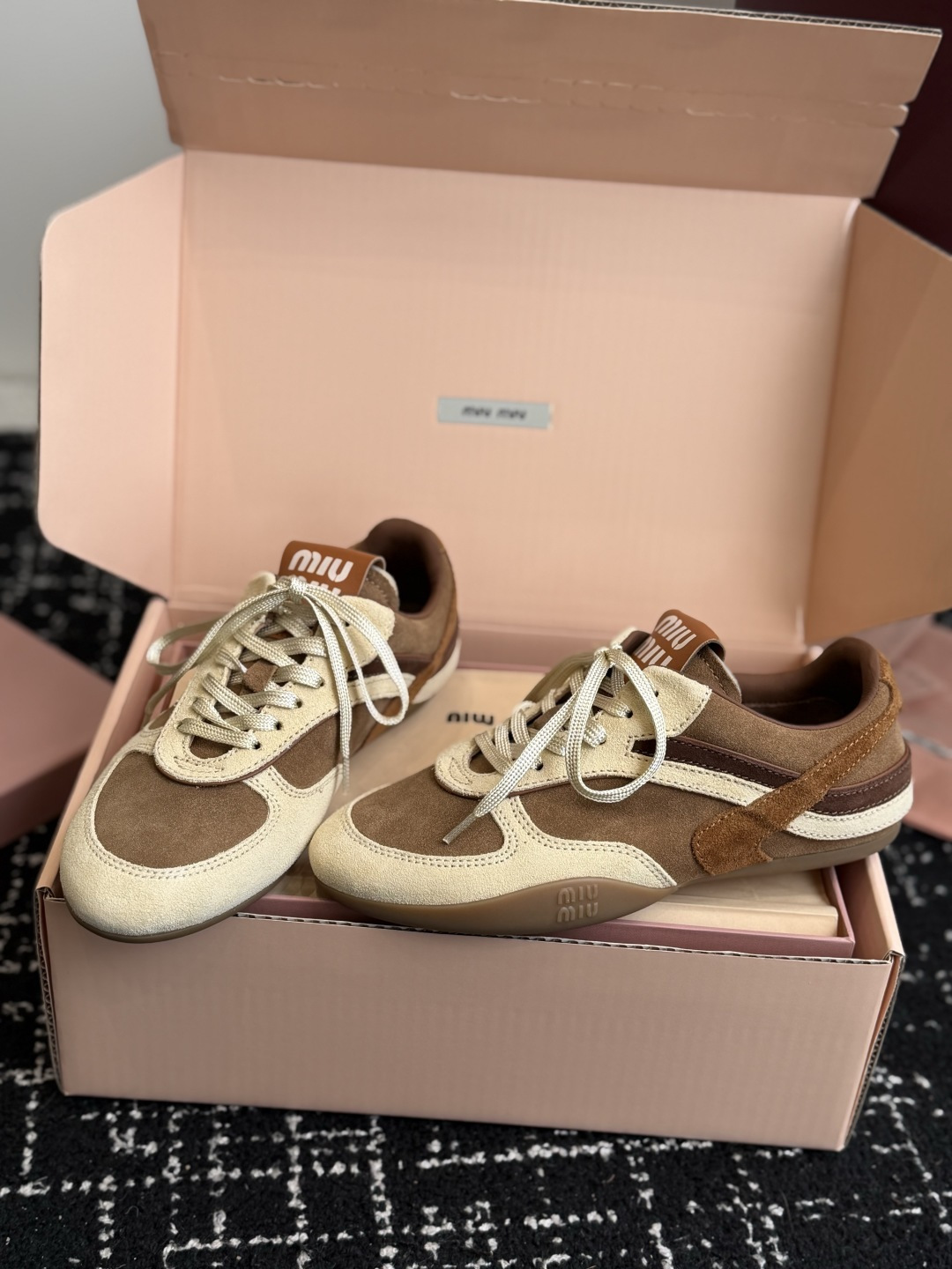 东莞代购级 miumiu缪缪新款走秀MiuMiu 德训休闲鞋 秀场工艺来自Miu Miu系列的细节特写 新季的潮流此刻挚 东莞代购级 miumiu缪缪新款走秀MiuMiu 德训休闲鞋 秀场工艺来自Miu Miu系列的细节特写 新季的潮流此刻挚