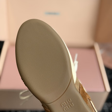 东莞代购级 miumiu缪缪新款走秀MiuMiu 德训休闲鞋 秀场工艺来自Miu Miu系列的细节特写 新季的潮流此刻挚 东莞代购级 miumiu缪缪新款走秀MiuMiu 德训休闲鞋 秀场工艺来自Miu Miu系列的细节特写 新季的潮流此刻挚