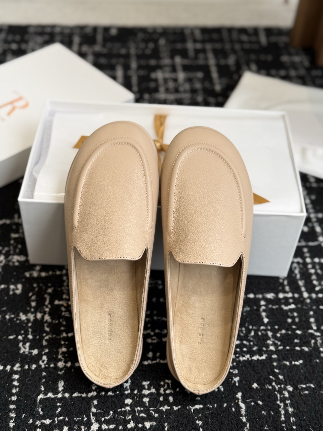 东莞代购级 The Row 式的松驰 26ss 新款 包头拖 半拖 偏爱 The Row 这种不张扬的质感。哑光皮革的细