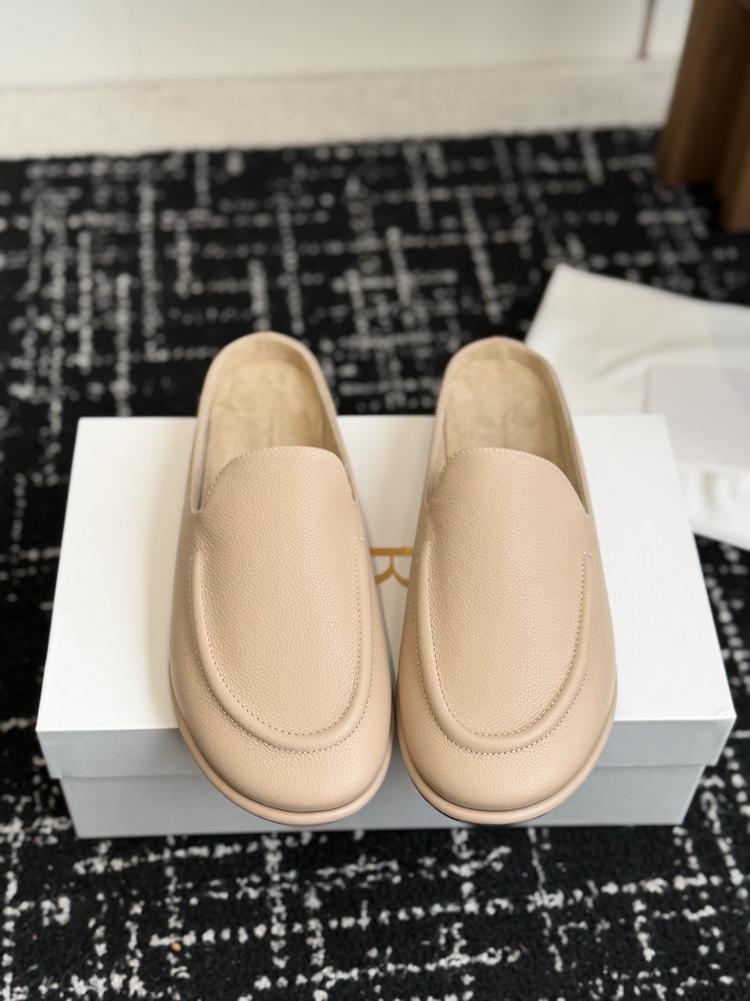 东莞代购级 The Row 式的松驰 26ss 新款 包头拖 半拖 偏爱 The Row 这种不张扬的质感。哑光皮革的细