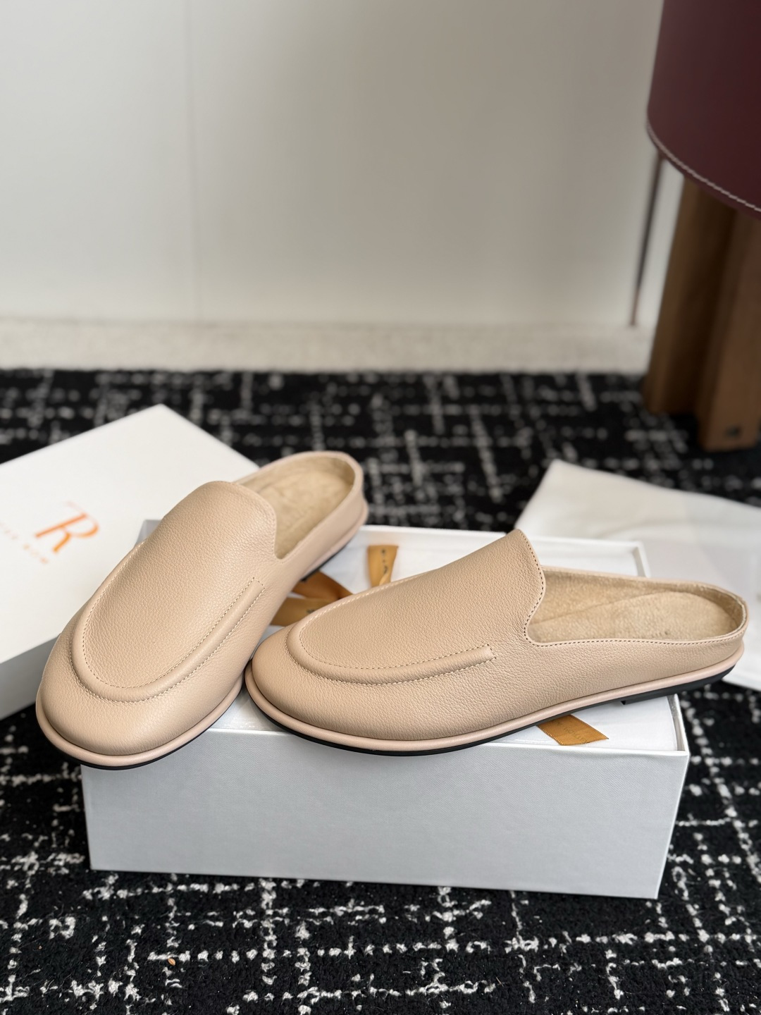 东莞代购级 The Row 式的松驰 26ss 新款 包头拖 半拖 偏爱 The Row 这种不张扬的质感。哑光皮革的细