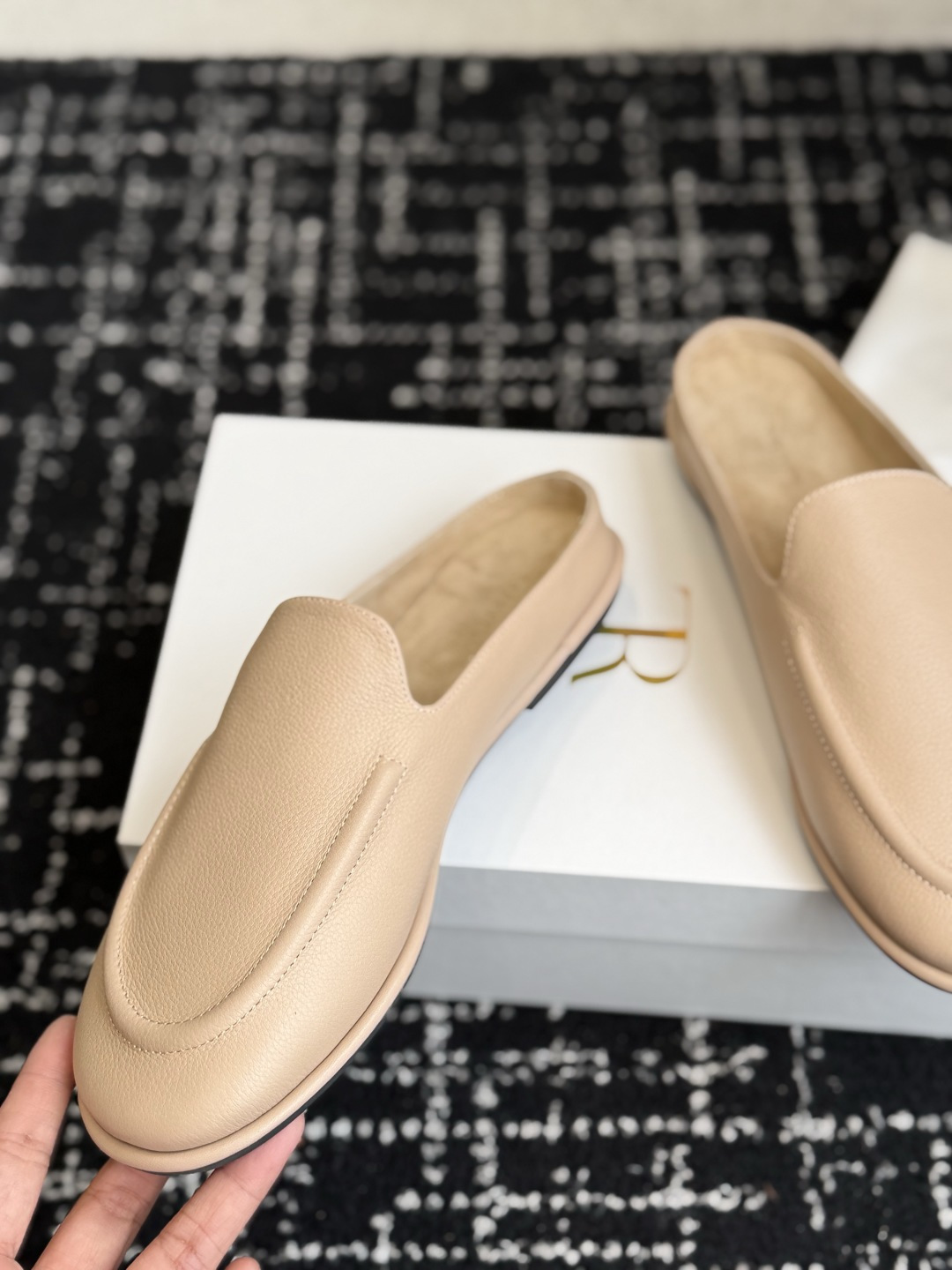 东莞代购级 The Row 式的松驰 26ss 新款 包头拖 半拖 偏爱 The Row 这种不张扬的质感。哑光皮革的细