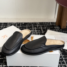东莞代购级 The Row 式的松驰 26ss 新款 包头拖 半拖 偏爱 The Row 这种不张扬的质感。哑光皮革的细 东莞代购级 The Row 式的松驰 26ss 新款 包头拖 半拖 偏爱 The Row 这种不张扬的质感。哑光皮革的细