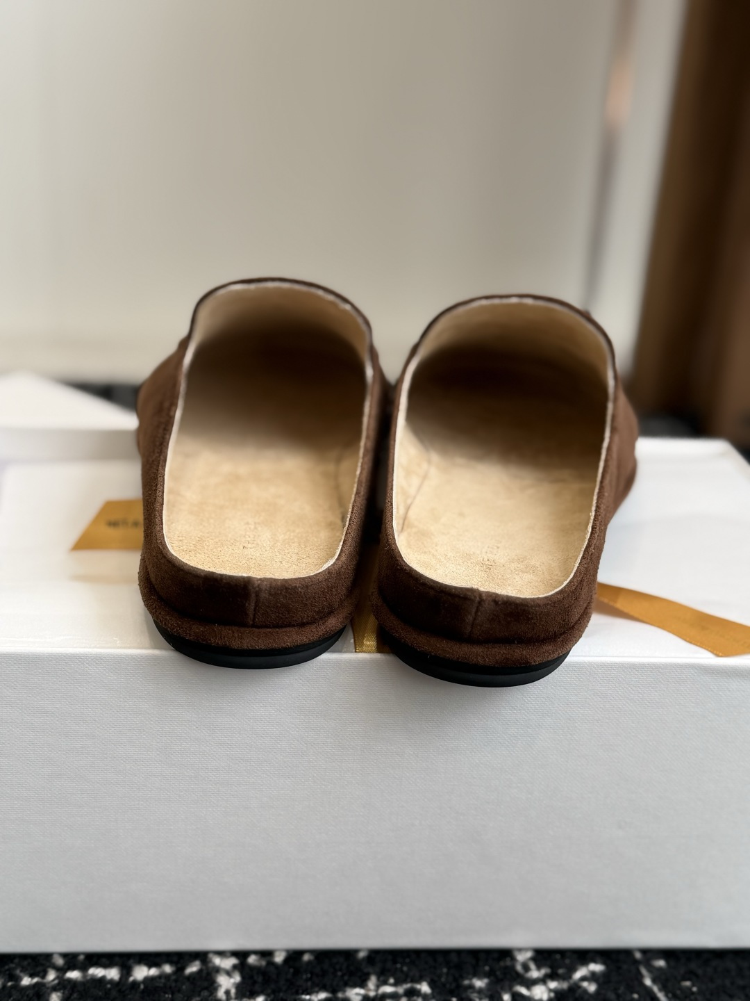 东莞代购级 The Row 式的松驰 26ss 新款 包头拖 半拖 偏爱 The Row 这种不张扬的质感。哑光皮革的细 东莞代购级 The Row 式的松驰 26ss 新款 包头拖 半拖 偏爱 The Row 这种不张扬的质感。哑光皮革的细