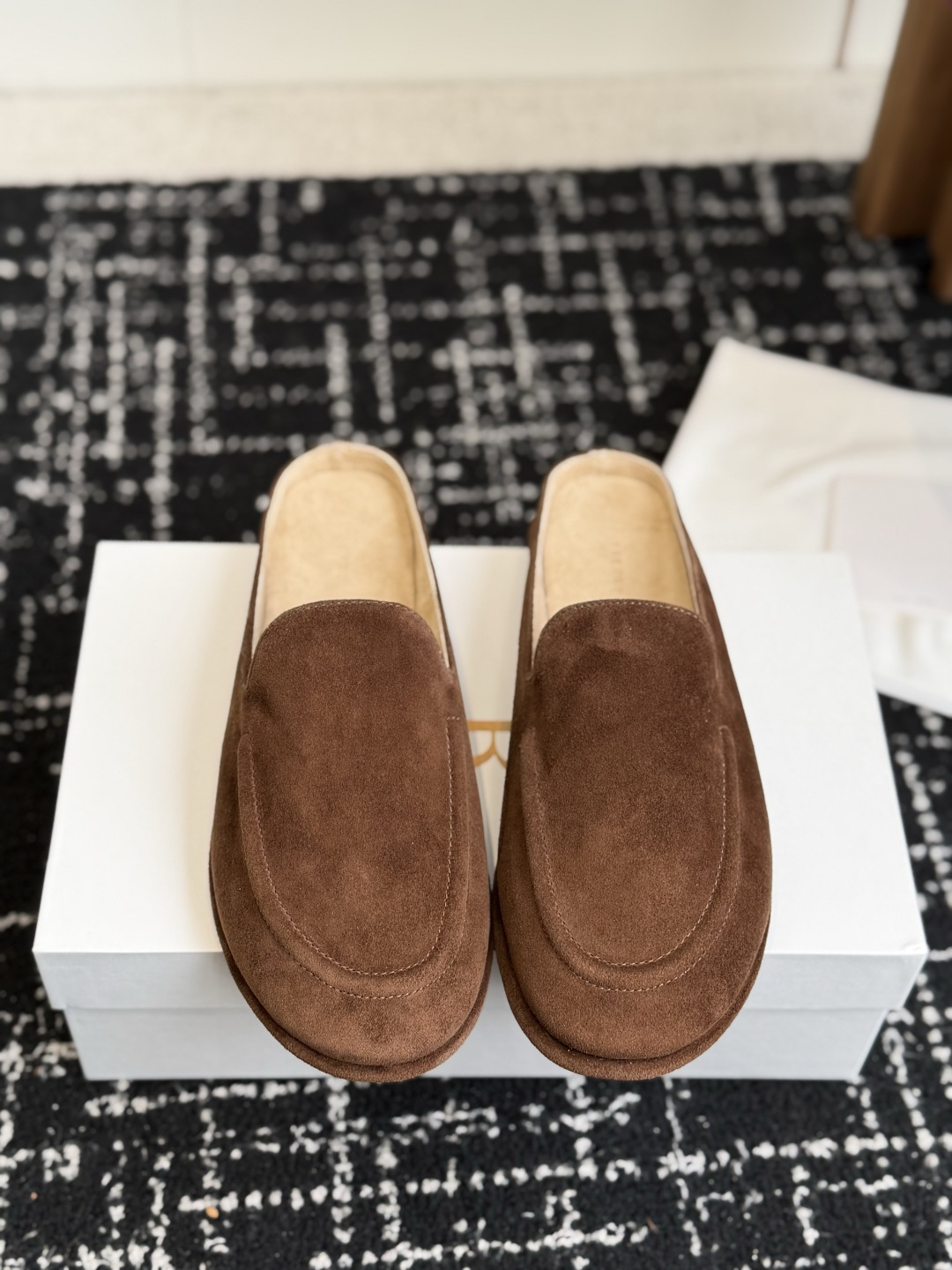东莞代购级 The Row 式的松驰 26ss 新款 包头拖 半拖 偏爱 The Row 这种不张扬的质感。哑光皮革的细