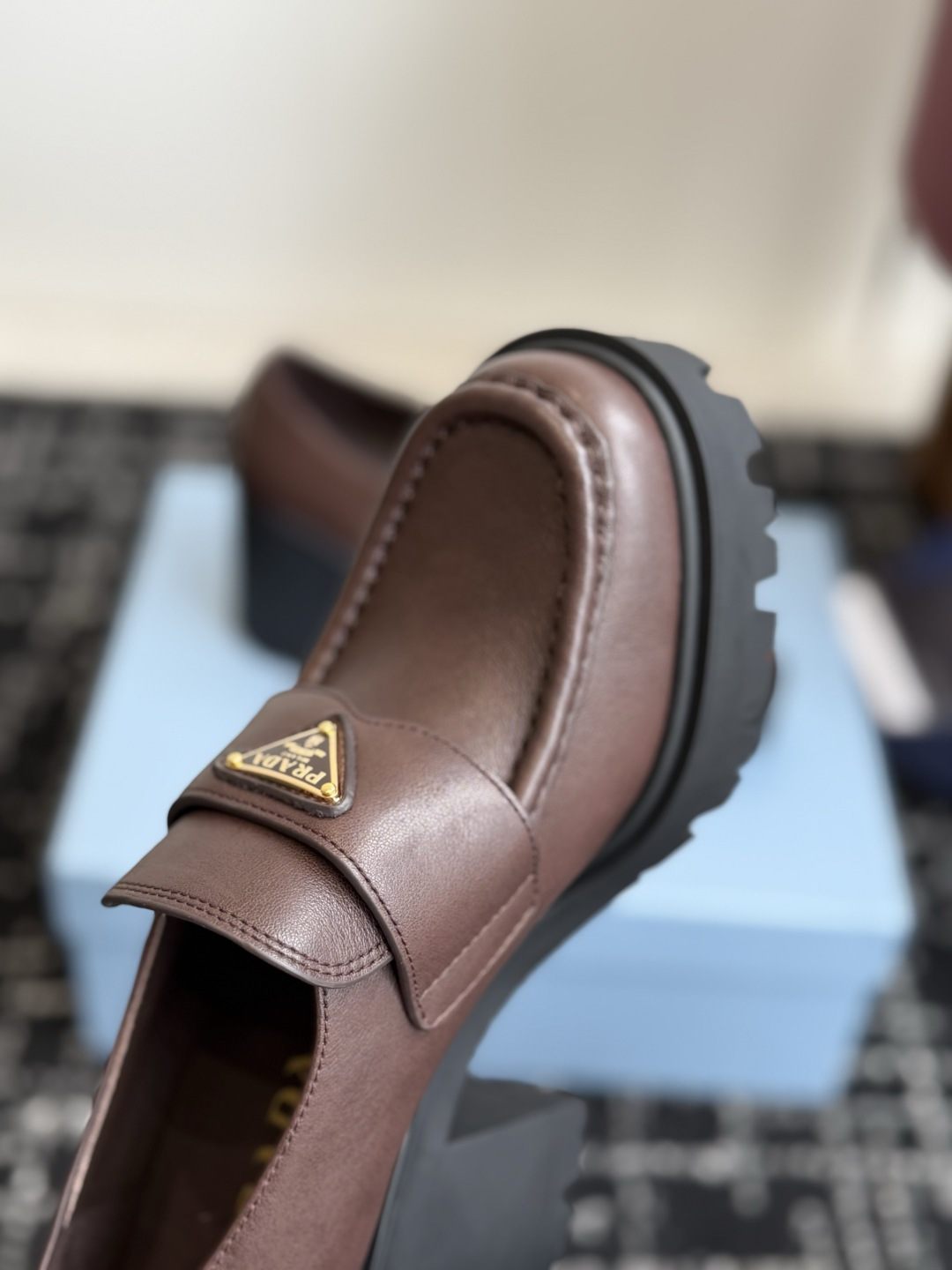 代购级 prada 普拉达 乐福鞋 高跟鞋 略显宽大的鞋型搭配粗高跟造型,很协调哦,并没有半点笨拙的意思,而且一体成型的 代购级 prada 普拉达 乐福鞋 高跟鞋 略显宽大的鞋型搭配粗高跟造型,很协调哦,并没有半点笨拙的意思,而且一体成型的