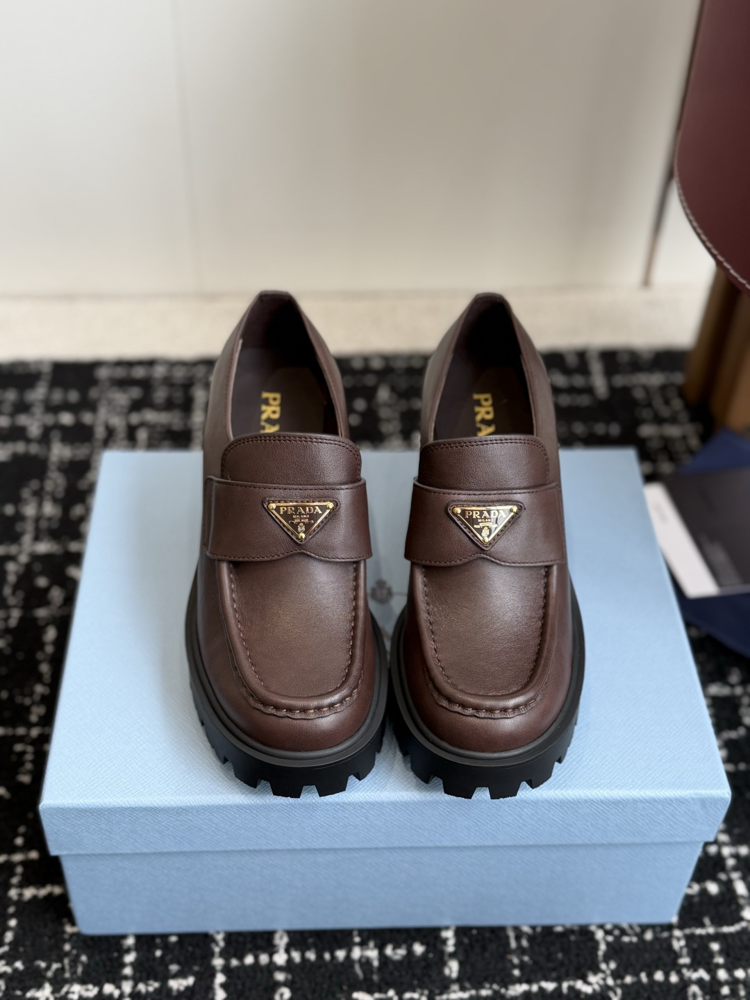 代购级 prada 普拉达 乐福鞋 高跟鞋 略显宽大的鞋型搭配粗高跟造型，很协调哦，并没有半点笨拙的意思，而且一体成型的