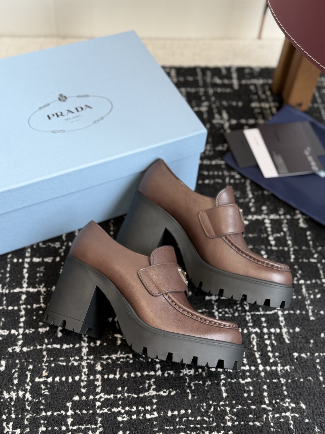 代购级 prada 普拉达 乐福鞋 高跟鞋 略显宽大的鞋型搭配粗高跟造型,很协调哦,并没有半点笨拙的意思,而且一体成型的 代购级 prada 普拉达 乐福鞋 高跟鞋 略显宽大的鞋型搭配粗高跟造型,很协调哦,并没有半点笨拙的意思,而且一体成型的