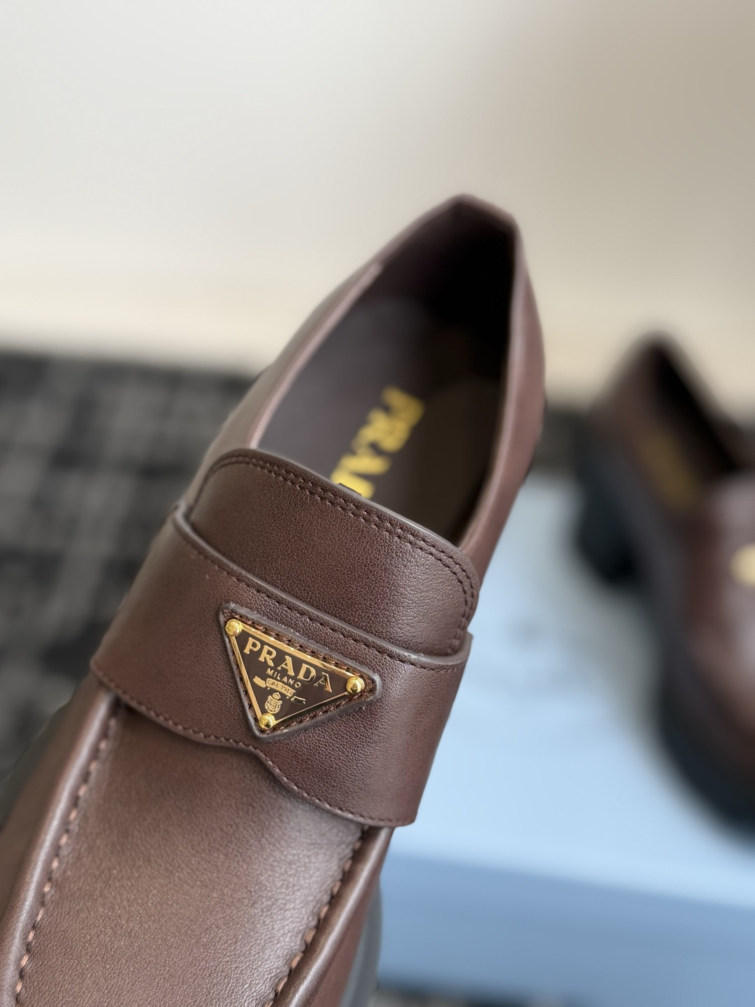 代购级 prada 普拉达 乐福鞋 高跟鞋 略显宽大的鞋型搭配粗高跟造型,很协调哦,并没有半点笨拙的意思,而且一体成型的 代购级 prada 普拉达 乐福鞋 高跟鞋 略显宽大的鞋型搭配粗高跟造型,很协调哦,并没有半点笨拙的意思,而且一体成型的