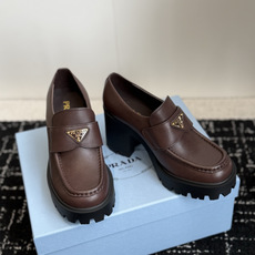 代购级 prada 普拉达 乐福鞋 高跟鞋 略显宽大的鞋型搭配粗高跟造型,很协调哦,并没有半点笨拙的意思,而且一体成型的 代购级 prada 普拉达 乐福鞋 高跟鞋 略显宽大的鞋型搭配粗高跟造型,很协调哦,并没有半点笨拙的意思,而且一体成型的