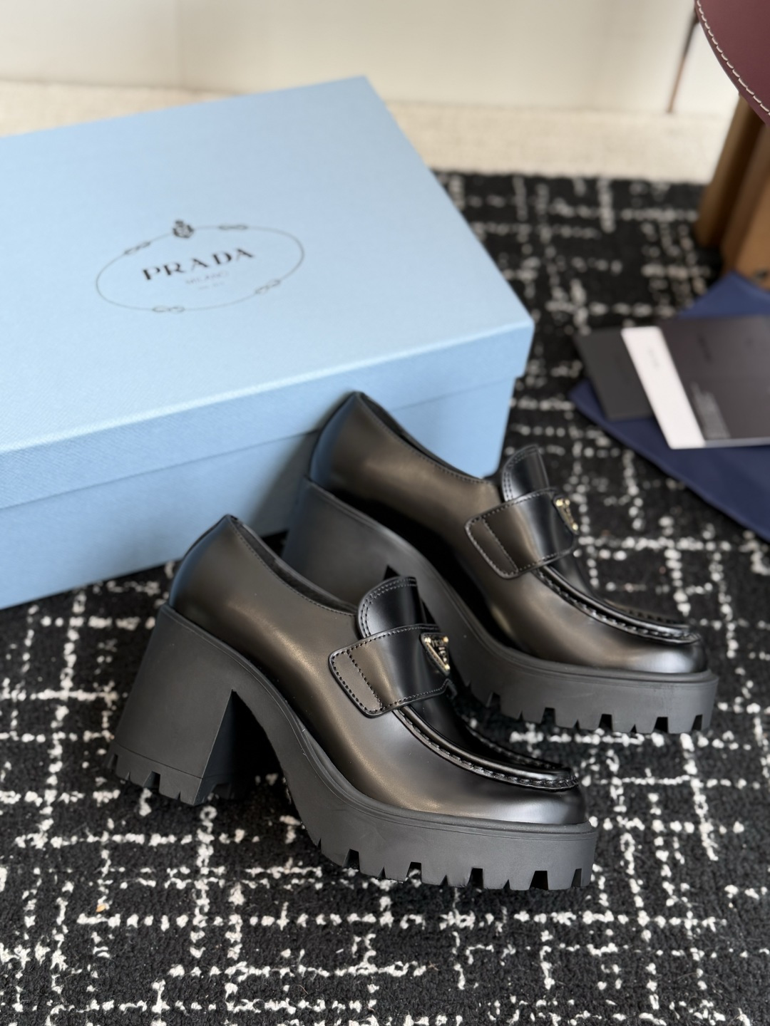 代购级 prada 普拉达 乐福鞋 高跟鞋 略显宽大的鞋型搭配粗高跟造型,很协调哦,并没有半点笨拙的意思,而且一体成型的 代购级 prada 普拉达 乐福鞋 高跟鞋 略显宽大的鞋型搭配粗高跟造型,很协调哦,并没有半点笨拙的意思,而且一体成型的
