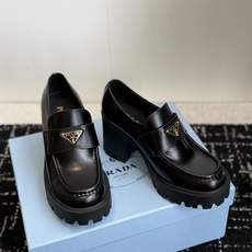 代购级 prada 普拉达 乐福鞋 高跟鞋 略显宽大的鞋型搭配粗高跟造型,很协调哦,并没有半点笨拙的意思,而且一体成型的 代购级 prada 普拉达 乐福鞋 高跟鞋 略显宽大的鞋型搭配粗高跟造型,很协调哦,并没有半点笨拙的意思,而且一体成型的