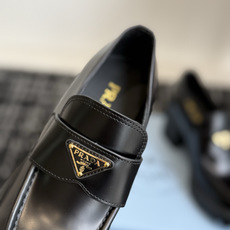代购级 prada 普拉达 乐福鞋 高跟鞋 略显宽大的鞋型搭配粗高跟造型,很协调哦,并没有半点笨拙的意思,而且一体成型的 代购级 prada 普拉达 乐福鞋 高跟鞋 略显宽大的鞋型搭配粗高跟造型,很协调哦,并没有半点笨拙的意思,而且一体成型的