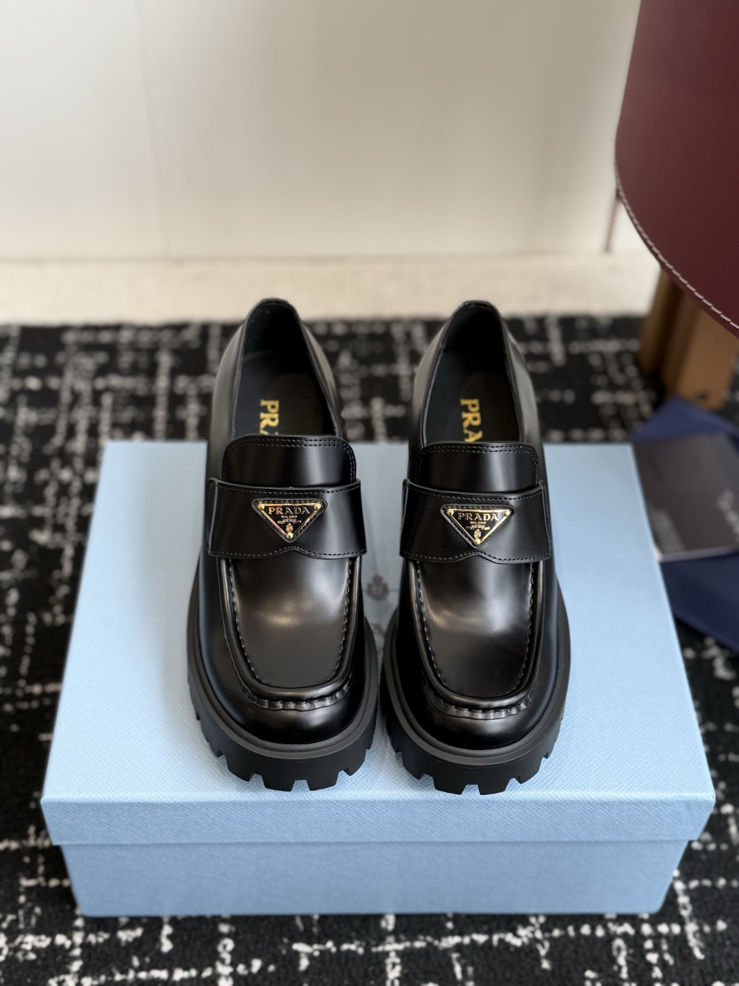 代购级 prada 普拉达 乐福鞋 高跟鞋 略显宽大的鞋型搭配粗高跟造型，很协调哦，并没有半点笨拙的意思，而且一体成型的