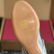 东莞代购级 RV26ss新款Très Vivier 钻扣玛丽珍单鞋粗跟芭蕾舞鞋高跟鞋 由Belle Vivier汲取灵感 东莞代购级 RV26ss新款Très Vivier 钻扣玛丽珍单鞋粗跟芭蕾舞鞋高跟鞋 由Belle Vivier汲取灵感