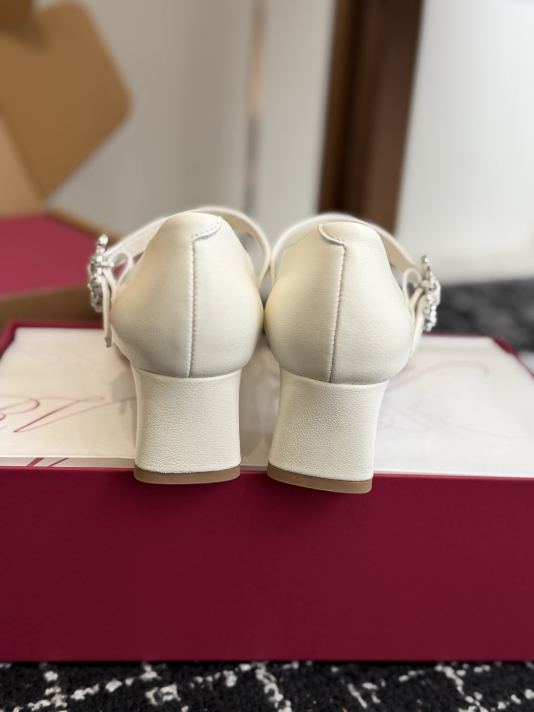 东莞代购级 RV26ss新款Très Vivier 钻扣玛丽珍单鞋粗跟芭蕾舞鞋高跟鞋 由Belle Vivier汲取灵感 东莞代购级 RV26ss新款Très Vivier 钻扣玛丽珍单鞋粗跟芭蕾舞鞋高跟鞋 由Belle Vivier汲取灵感