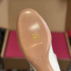东莞代购级 RV26ss新款Très Vivier 钻扣玛丽珍单鞋粗跟芭蕾舞鞋高跟鞋 由Belle Vivier汲取灵感 东莞代购级 RV26ss新款Très Vivier 钻扣玛丽珍单鞋粗跟芭蕾舞鞋高跟鞋 由Belle Vivier汲取灵感