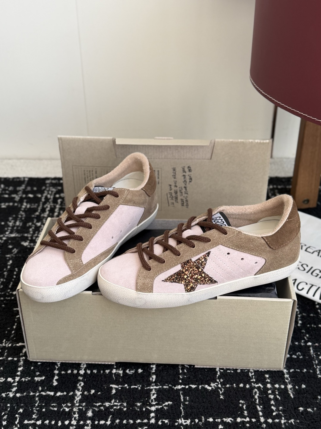 男士+10 GGDB Golden Goose 星星运动鞋板鞋休闲鞋 延续品牌标志性的做旧脏脏鞋风格,结合复古板鞋的低帮 男士+10 GGDB Golden Goose 星星运动鞋板鞋休闲鞋 延续品牌标志性的做旧脏脏鞋风格,结合复古板鞋的低帮
