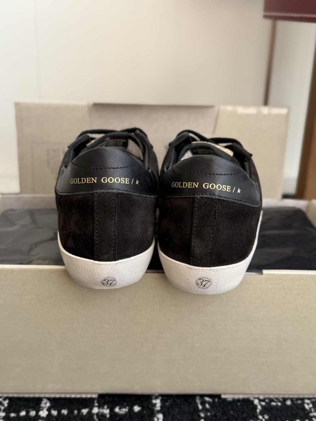 男士+10 GGDB Golden Goose 星星运动鞋板鞋休闲鞋 延续品牌标志性的做旧脏脏鞋风格,结合复古板鞋的低帮 男士+10 GGDB Golden Goose 星星运动鞋板鞋休闲鞋 延续品牌标志性的做旧脏脏鞋风格,结合复古板鞋的低帮