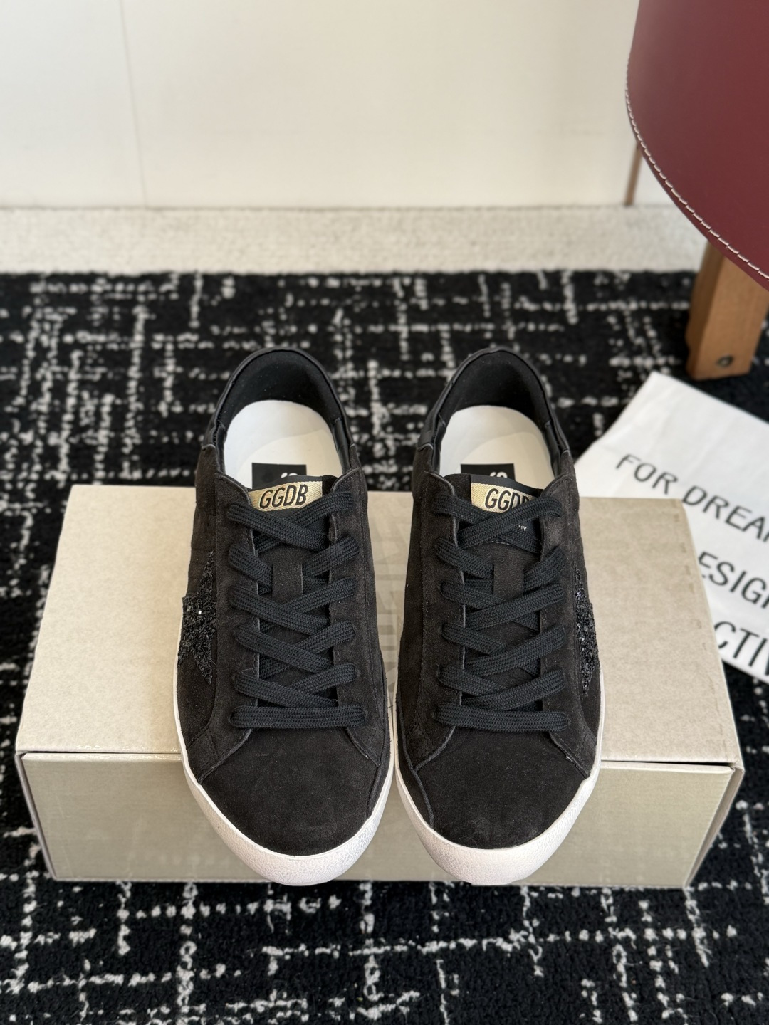 男士+10 GGDB Golden Goose 星星运动鞋板鞋休闲鞋 延续品牌标志性的做旧脏脏鞋风格，结合复古板鞋的低帮