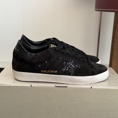 男士+10 GGDB Golden Goose 星星运动鞋板鞋休闲鞋 延续品牌标志性的做旧脏脏鞋风格,结合复古板鞋的低帮 男士+10 GGDB Golden Goose 星星运动鞋板鞋休闲鞋 延续品牌标志性的做旧脏脏鞋风格,结合复古板鞋的低帮