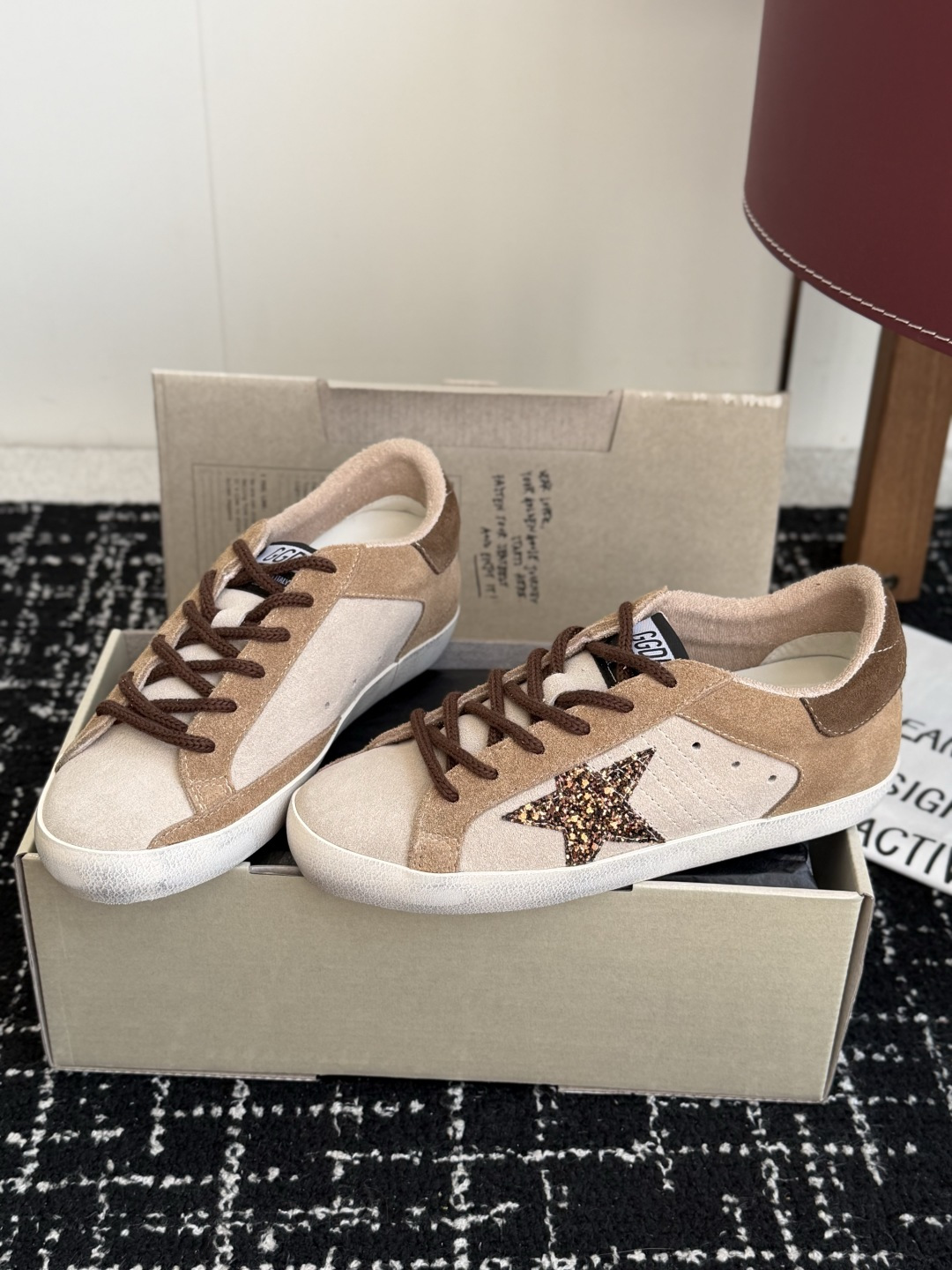 男士+10 GGDB Golden Goose 星星运动鞋板鞋休闲鞋 延续品牌标志性的做旧脏脏鞋风格,结合复古板鞋的低帮 男士+10 GGDB Golden Goose 星星运动鞋板鞋休闲鞋 延续品牌标志性的做旧脏脏鞋风格,结合复古板鞋的低帮