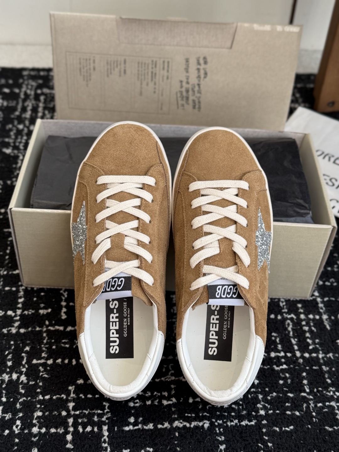 男士+10 GGDB Golden Goose 星星运动鞋板鞋休闲鞋 延续品牌标志性的做旧脏脏鞋风格,结合复古板鞋的低帮 男士+10 GGDB Golden Goose 星星运动鞋板鞋休闲鞋 延续品牌标志性的做旧脏脏鞋风格,结合复古板鞋的低帮
