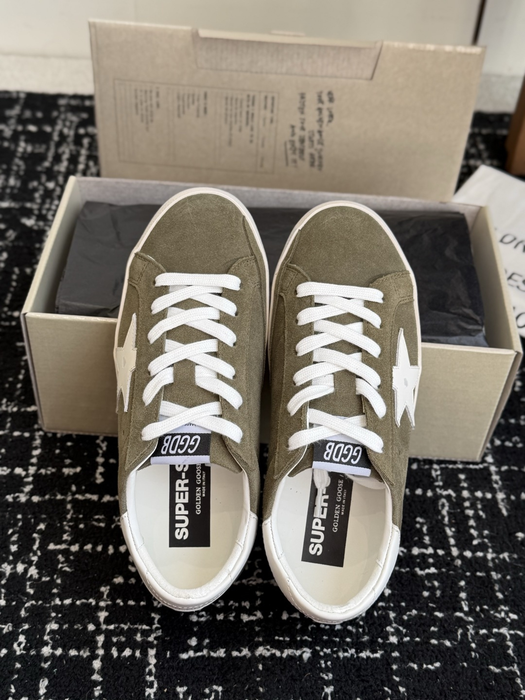 男士+10 GGDB Golden Goose 星星运动鞋板鞋休闲鞋 延续品牌标志性的做旧脏脏鞋风格,结合复古板鞋的低帮 男士+10 GGDB Golden Goose 星星运动鞋板鞋休闲鞋 延续品牌标志性的做旧脏脏鞋风格,结合复古板鞋的低帮