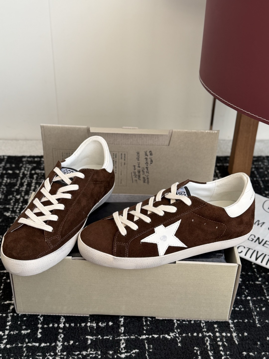 男士+10 GGDB Golden Goose 星星运动鞋板鞋休闲鞋 延续品牌标志性的做旧脏脏鞋风格,结合复古板鞋的低帮 男士+10 GGDB Golden Goose 星星运动鞋板鞋休闲鞋 延续品牌标志性的做旧脏脏鞋风格,结合复古板鞋的低帮