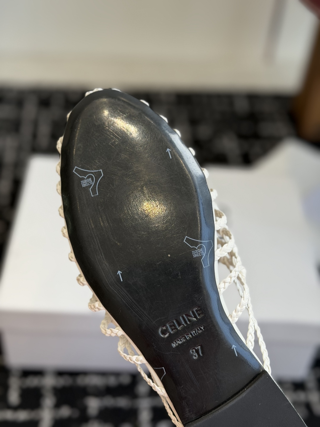 代购级 Celine赛琳26ss时髦 编织罗马凉拖鞋 经典又百搭 种草推荐~夏天搭配简直绝绝子了复古的编织点上带上了满 代购级 Celine赛琳26ss时髦 编织罗马凉拖鞋 经典又百搭 种草推荐~夏天搭配简直绝绝子了复古的编织点上带上了满