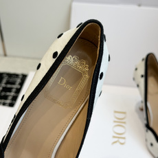 代购级 Dior 迪奥2026新款高跟鞋一眼就想要,今年大热波点!单鞋简单大方‘低调奢华! 配上醒目的 Dior标志刺绣 代购级 Dior 迪奥2026新款高跟鞋一眼就想要,今年大热波点!单鞋简单大方‘低调奢华! 配上醒目的 Dior标志刺绣