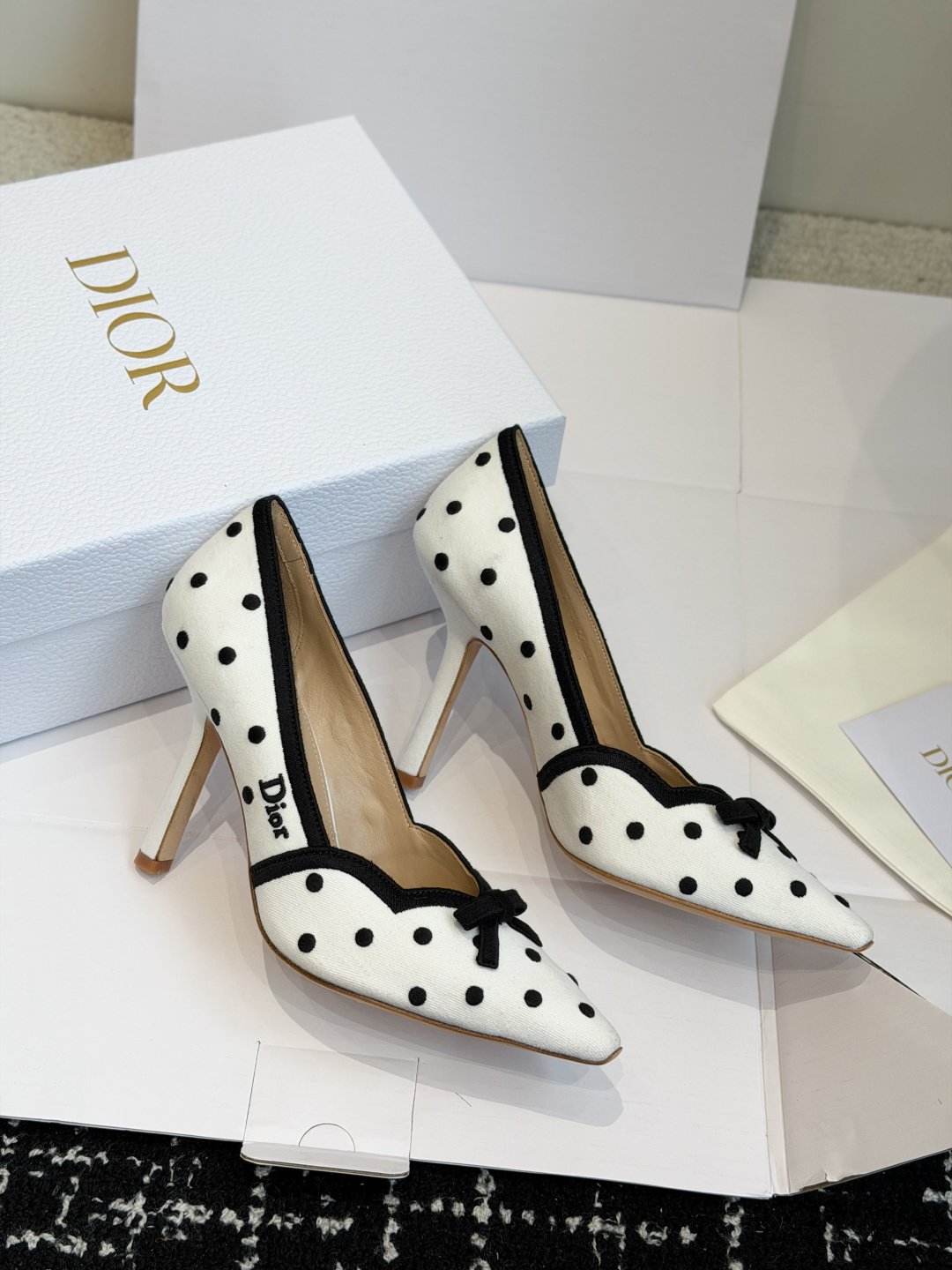代购级 Dior 迪奥2026新款高跟鞋一眼就想要,今年大热波点!单鞋简单大方‘低调奢华! 配上醒目的 Dior标志刺绣 代购级 Dior 迪奥2026新款高跟鞋一眼就想要,今年大热波点!单鞋简单大方‘低调奢华! 配上醒目的 Dior标志刺绣