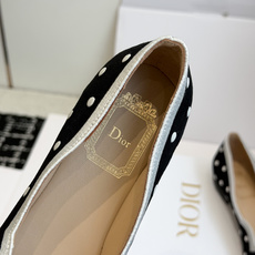 代购级 Dior 迪奥2026新款单鞋 一眼就想要,今年大热波点!单鞋简单大方‘低调奢华! 配上醒目的 Dior标志刺绣 代购级 Dior 迪奥2026新款单鞋 一眼就想要,今年大热波点!单鞋简单大方‘低调奢华! 配上醒目的 Dior标志刺绣