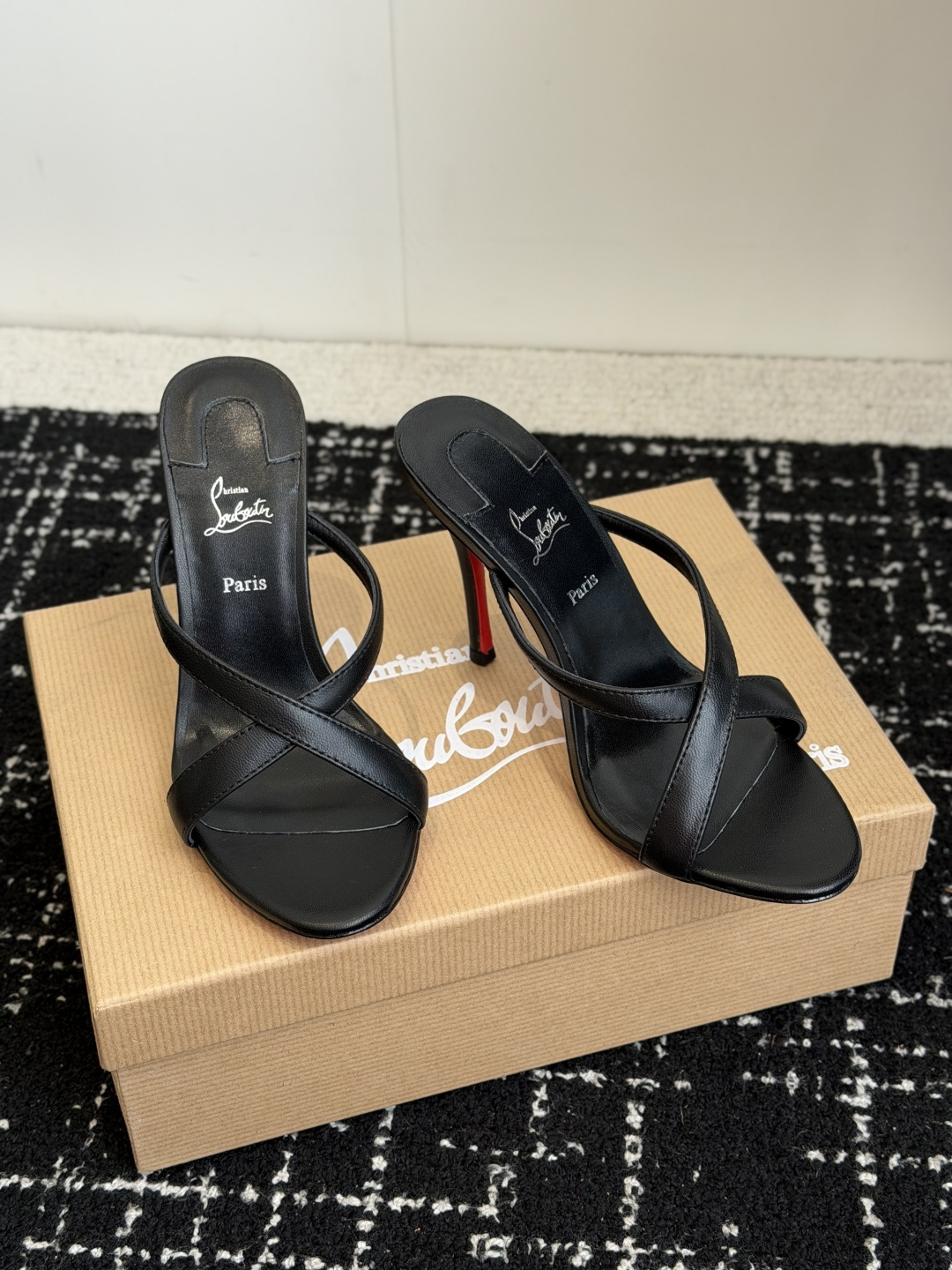 代购级 Christian Louboutin 春夏新款时装走秀芭蕾蝴蝶结高跟凉拖 CL红底永远的YYDS 𝐶ℎ𝑟𝑖𝑠𝑡 代购级 Christian Louboutin 春夏新款时装走秀芭蕾蝴蝶结高跟凉拖 CL红底永远的YYDS 𝐶ℎ𝑟𝑖𝑠𝑡