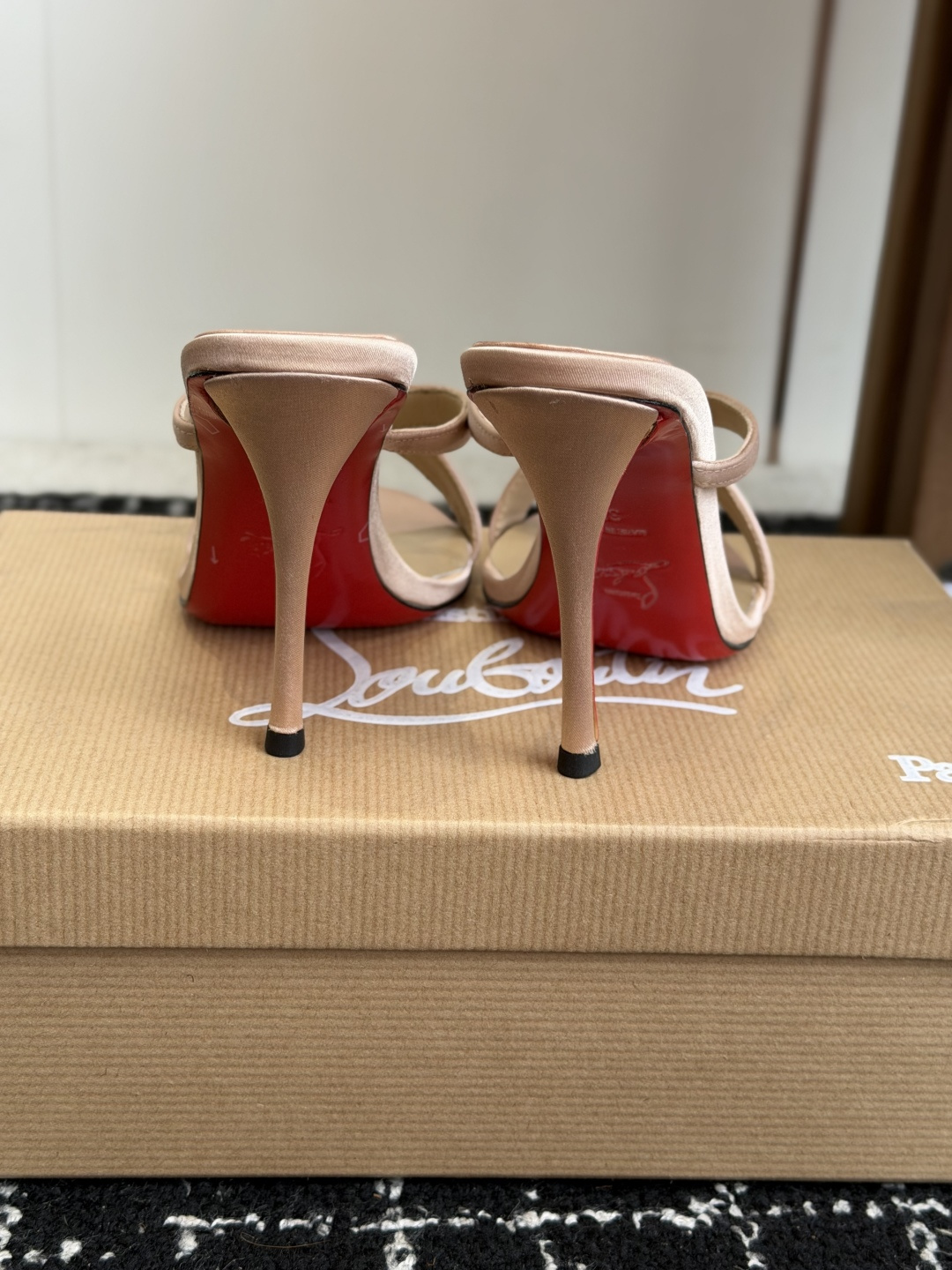 代购级 Christian Louboutin 春夏新款时装走秀芭蕾蝴蝶结高跟凉拖 CL红底永远的YYDS 𝐶ℎ𝑟𝑖𝑠𝑡 代购级 Christian Louboutin 春夏新款时装走秀芭蕾蝴蝶结高跟凉拖 CL红底永远的YYDS 𝐶ℎ𝑟𝑖𝑠𝑡
