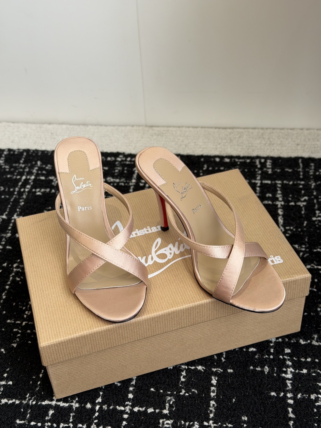 代购级 Christian Louboutin 春夏新款时装走秀芭蕾蝴蝶结高跟凉拖 CL红底永远的YYDS 𝐶ℎ𝑟𝑖𝑠𝑡 代购级 Christian Louboutin 春夏新款时装走秀芭蕾蝴蝶结高跟凉拖 CL红底永远的YYDS 𝐶ℎ𝑟𝑖𝑠𝑡
