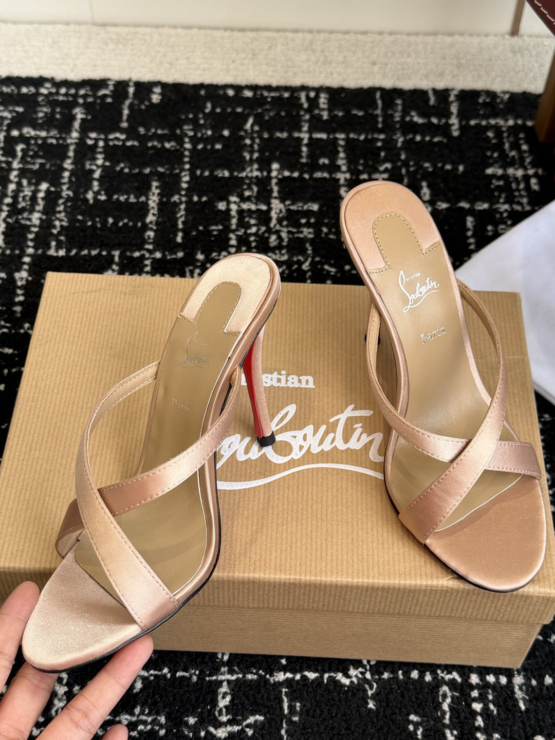 代购级 Christian Louboutin 春夏新款时装走秀芭蕾蝴蝶结高跟凉拖 CL红底永远的YYDS 𝐶ℎ𝑟𝑖𝑠𝑡 代购级 Christian Louboutin 春夏新款时装走秀芭蕾蝴蝶结高跟凉拖 CL红底永远的YYDS 𝐶ℎ𝑟𝑖𝑠𝑡