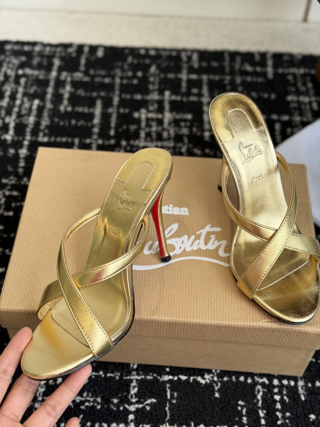 代购级 Christian Louboutin 春夏新款时装走秀芭蕾蝴蝶结高跟凉拖 CL红底永远的YYDS 𝐶ℎ𝑟𝑖𝑠𝑡 代购级 Christian Louboutin 春夏新款时装走秀芭蕾蝴蝶结高跟凉拖 CL红底永远的YYDS 𝐶ℎ𝑟𝑖𝑠𝑡