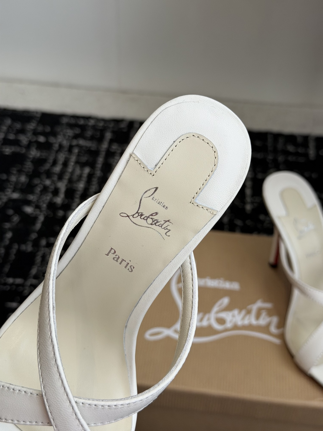 代购级 Christian Louboutin 春夏新款时装走秀芭蕾蝴蝶结高跟凉拖 CL红底永远的YYDS 𝐶ℎ𝑟𝑖𝑠𝑡 代购级 Christian Louboutin 春夏新款时装走秀芭蕾蝴蝶结高跟凉拖 CL红底永远的YYDS 𝐶ℎ𝑟𝑖𝑠𝑡