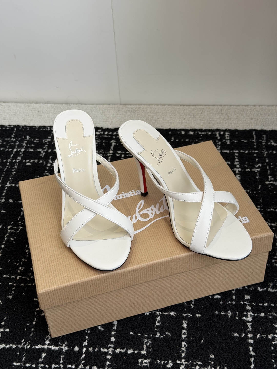代购级 Christian Louboutin 春夏新款时装走秀芭蕾蝴蝶结高跟凉拖 CL红底永远的YYDS 𝐶ℎ𝑟𝑖𝑠𝑡 代购级 Christian Louboutin 春夏新款时装走秀芭蕾蝴蝶结高跟凉拖 CL红底永远的YYDS 𝐶ℎ𝑟𝑖𝑠𝑡