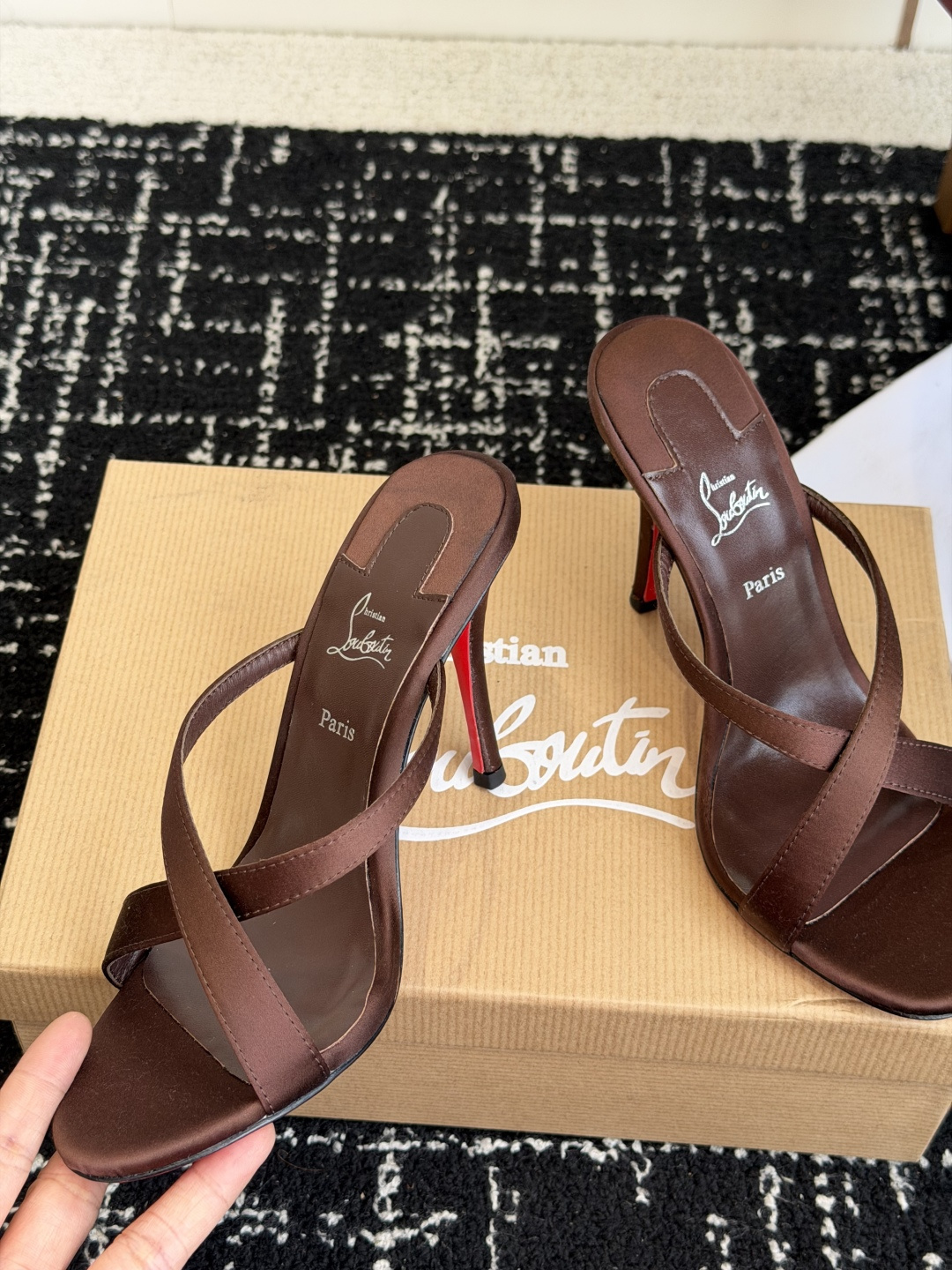 代购级 Christian Louboutin 春夏新款时装走秀芭蕾蝴蝶结高跟凉拖 CL红底永远的YYDS 𝐶ℎ𝑟𝑖𝑠𝑡 代购级 Christian Louboutin 春夏新款时装走秀芭蕾蝴蝶结高跟凉拖 CL红底永远的YYDS 𝐶ℎ𝑟𝑖𝑠𝑡