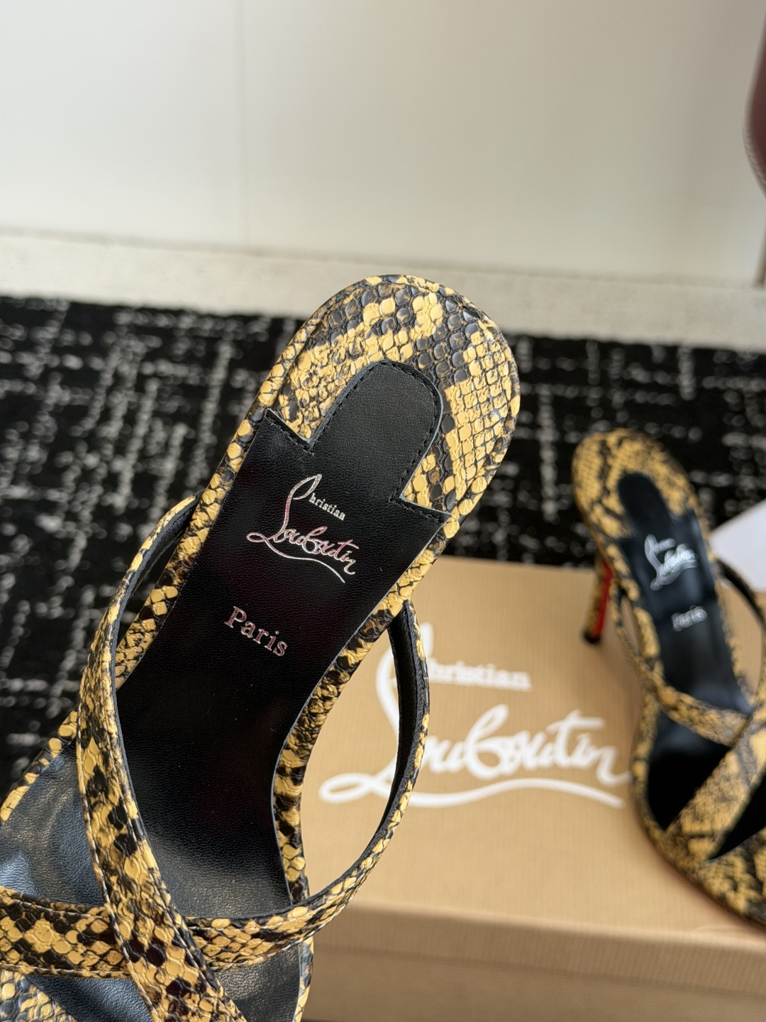 代购级 Christian Louboutin 春夏新款时装走秀芭蕾蝴蝶结高跟凉拖 CL红底永远的YYDS 𝐶ℎ𝑟𝑖𝑠𝑡 代购级 Christian Louboutin 春夏新款时装走秀芭蕾蝴蝶结高跟凉拖 CL红底永远的YYDS 𝐶ℎ𝑟𝑖𝑠𝑡