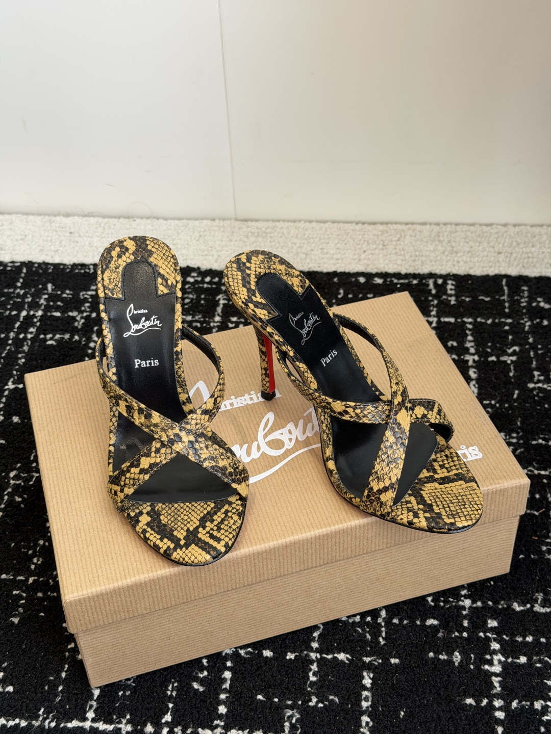 代购级 Christian Louboutin 春夏新款时装走秀芭蕾蝴蝶结高跟凉拖 CL红底永远的YYDS 𝐶ℎ𝑟𝑖𝑠𝑡 代购级 Christian Louboutin 春夏新款时装走秀芭蕾蝴蝶结高跟凉拖 CL红底永远的YYDS 𝐶ℎ𝑟𝑖𝑠𝑡