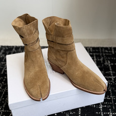 代购级 MaisonMargiela MM6 马吉拉分趾系列低跟分趾靴 告别臃肿,专为当代独立、气质都市女性打造高级鞋履 代购级 MaisonMargiela MM6 马吉拉分趾系列低跟分趾靴 告别臃肿,专为当代独立、气质都市女性打造高级鞋履