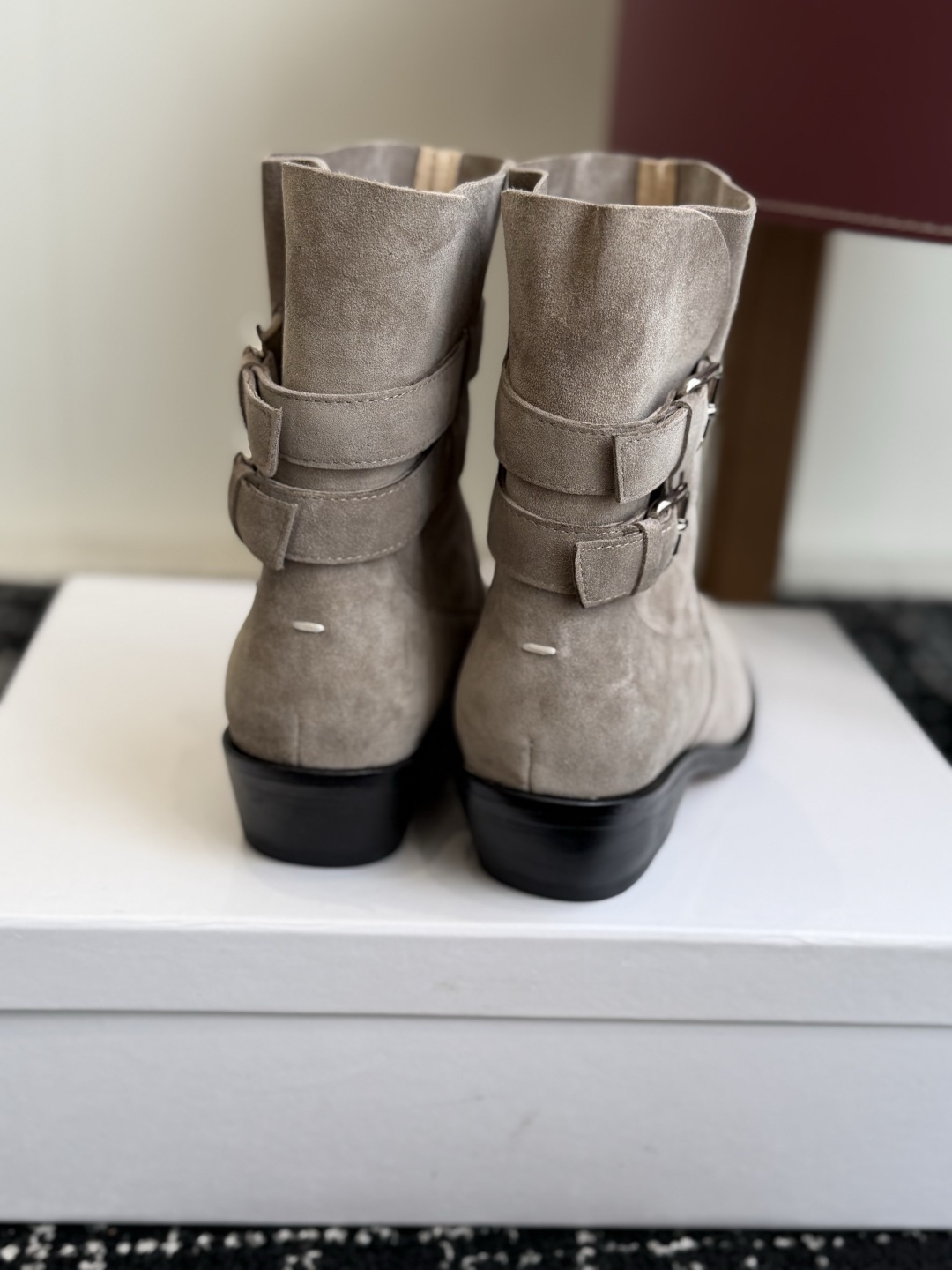 代购级 MaisonMargiela MM6 马吉拉分趾系列低跟分趾靴 告别臃肿,专为当代独立、气质都市女性打造高级鞋履 代购级 MaisonMargiela MM6 马吉拉分趾系列低跟分趾靴 告别臃肿,专为当代独立、气质都市女性打造高级鞋履