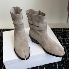 代购级 MaisonMargiela MM6 马吉拉分趾系列低跟分趾靴 告别臃肿,专为当代独立、气质都市女性打造高级鞋履 代购级 MaisonMargiela MM6 马吉拉分趾系列低跟分趾靴 告别臃肿,专为当代独立、气质都市女性打造高级鞋履